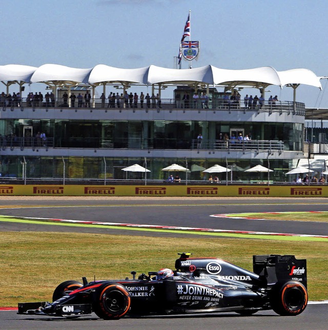 McLaren-Honda, hier Jenson Button mit ... sind derzeit nicht konkurrenzfhig.    | Foto: dpa/AFP
