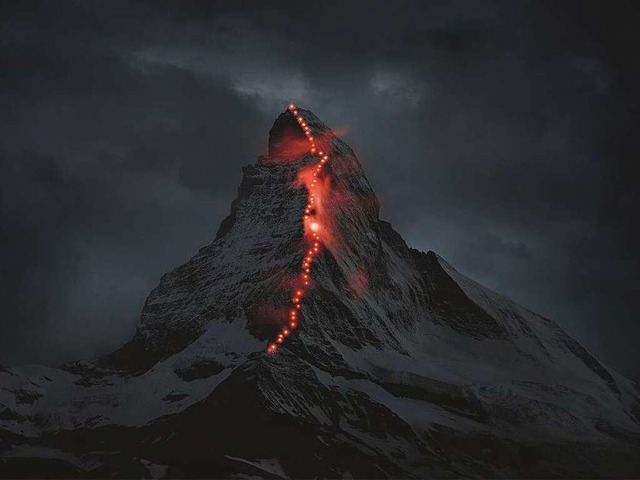 Die roten Lichter auf dem Grat illumin...Juli 1865 zum Gipfel des Matterhorns.   | Foto: Robert Bsch/Zermatt Tourismus