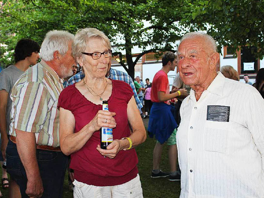 Alle Altersklassen waren vertreten: Auch der 85-jhrige Ehrenbrger Hugo Ketterer lie sich die Sommerparty mit Jrgen Drews und Co. nicht entgehen.