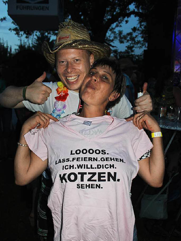 Die T-Shirts von Almklausi fanden reissenden Absatz. Mit Jasminka Wenzinger freute sich auch Georg Engesser ber den „Fang“.