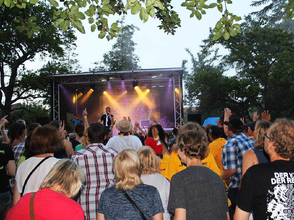 Ballermann in Beiles Garten: Almklausi, der „Prinz der Playa“ gab alles, auch etliche T-Shirts, die ihm vom begeisterten Publikum aus den Hnden gerissen wurden.