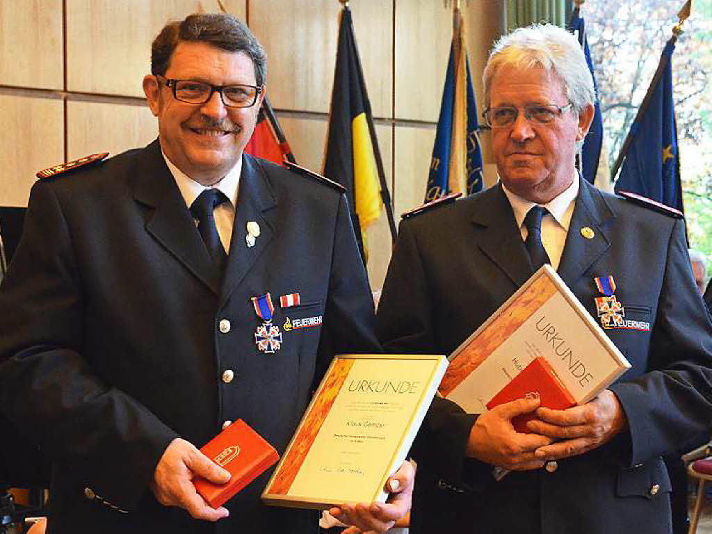 Das Feuerwehrehrenkreuz in Silber erhielten Stadtbrandmeister Klaus Gempp und sein Stellvertreter Hubert Strohmeier