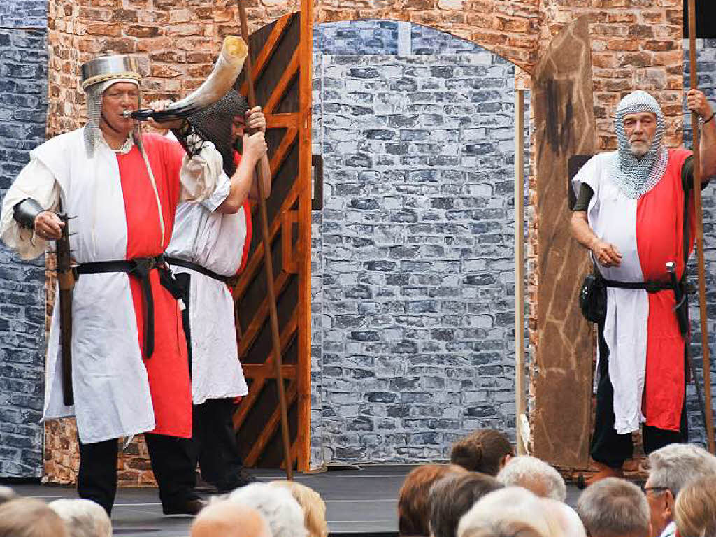 Brgerschauspiel zum historischen Altstadtfest: Die Burgwchter (Klaus Rein, Bernhard Leitz-Schwrer) im „Weiberlehen zu Kenzingen“