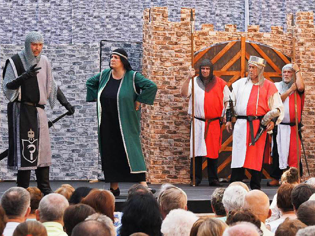 Brgerschauspiel zum historischen Altstadtfest: Beim „Weiberlehen zu Kenzingen“ waren die Bsewichte mit Engagement dabei. Walfried (Sabine Rehm) wtet vor den Burgwchtern, links ihr Mchte-Gern-Galan Ritter Griesam (Ralf Stumpf).