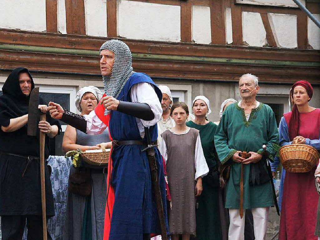 Brgerschauspiel zum historischen Altstadtfest: Ritter Wundram (Eberhard Aldinger) ruft die Brger zur Verteidigung der Burg auf.