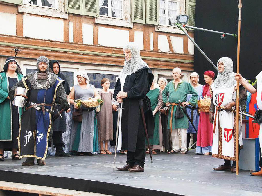 Gerichtstag beim  „Weiberlehen zu Kenzingen“: von links Walfried (Sabine Rehm), Burkhardt (Steffen Ghani), Der Ritter des Bischofs (Hermann Kaspar) undder Bischof (Frank Martin ) mit Burgwchter (Berhand Leitz-Schwrer) vor den Kenzinger Brgern.