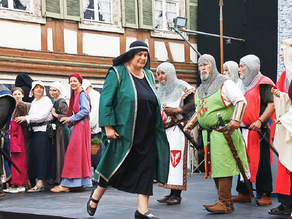 Brgerschauspiel zum historischen Altstadtfest: Walfried (Sabine Rehm) rauscht von der Bhne.