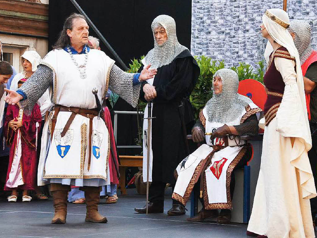 Brgerschauspiel zum historischen Altstadtfest: von links Schwanenritter (Michael Fauth), Ritter Eberhard (Hermann Kaspar), der Bischof von Basel (Frank Martin) und Elisabeth von senberg (Ingrid Ghani).