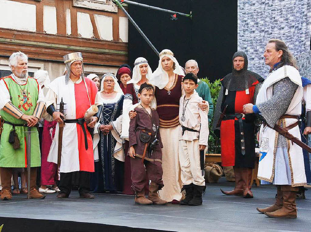 Mit groem Drama endete das Weiberlehen zu Kenzingen“. Der Schwanenritter (Michael Fauth) nimmt Abschied von der Familie (Ingrid Ghani mit Ferdinand und Baldin), die Brger und Burgwchter (Klaus Rein mit dem Ochsenhorn) sind bestrzt.