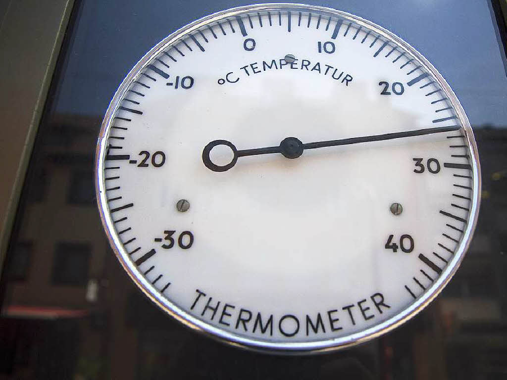 36 Grad im Schatten zeigt dieser Thermometer im Schatten, am Samstagnachmittag zwischen 14 und 15 Uhr bei einer Apotheke in Waldkirch.