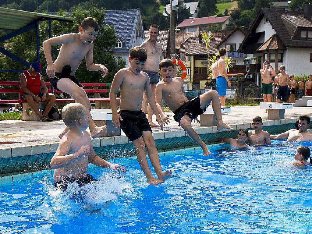 Kinder springen ausgelassen ins khle Nass im Elzacher Schwimmbad.