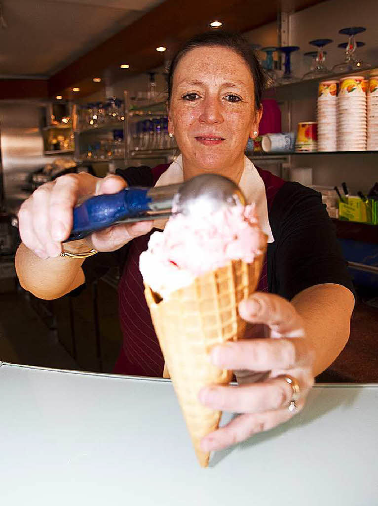 Renata Tazzara, Tochter der Chefin Evelina Toskani, im Eis-Cafe-Toskani in Waldkirch in Aktion. Auch hier wird ber den ganzen Tag verteilt mehr Eis verkauft wie sonst.