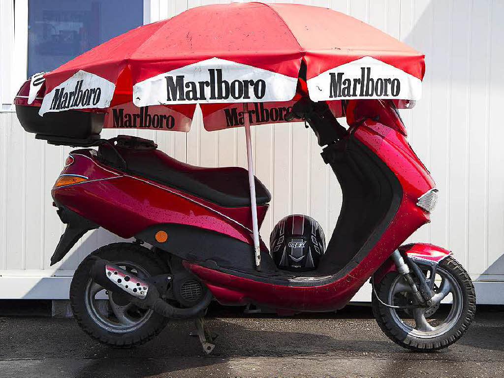 Clever: Der Motorroller im Recyclinghof Elzach hat ein praktisches Sonnenschirmdach.