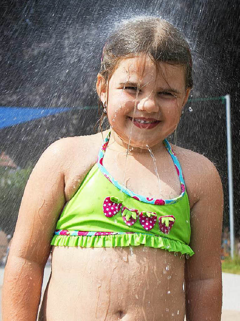 Die kleine Elena (6 Jahre) bei einer Abkhlung unter der Dusche im Elzacher Schwimmbad.