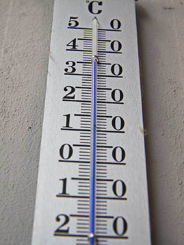 Thermometer an der Wand der Nikolausapotheke in Elzach.