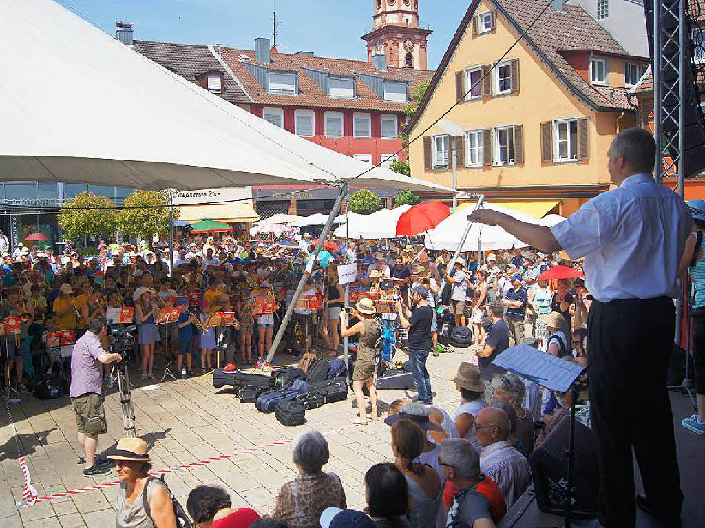 Landesposaunenwart Heiko Petersen dirigiert die verschiedenen Chre beim Erffnungskonzert auf dem Marktplatz.