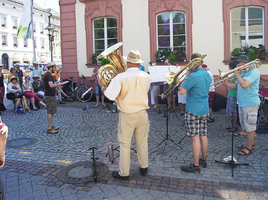 Blser aus Karlsruhe spielen im Schatten des Rathaus.