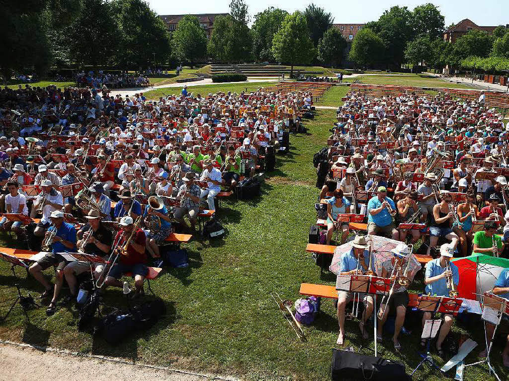Gottesdienst am Sonntagmorgen mit rund 1500 Blsern auf dem Platz der Verfassungsfreunde