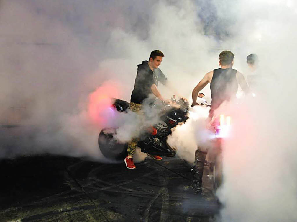 Rauchende Reifen, glhende Bremsscheiben: Die Burn-out-Party in Bergalingen in Bildern.