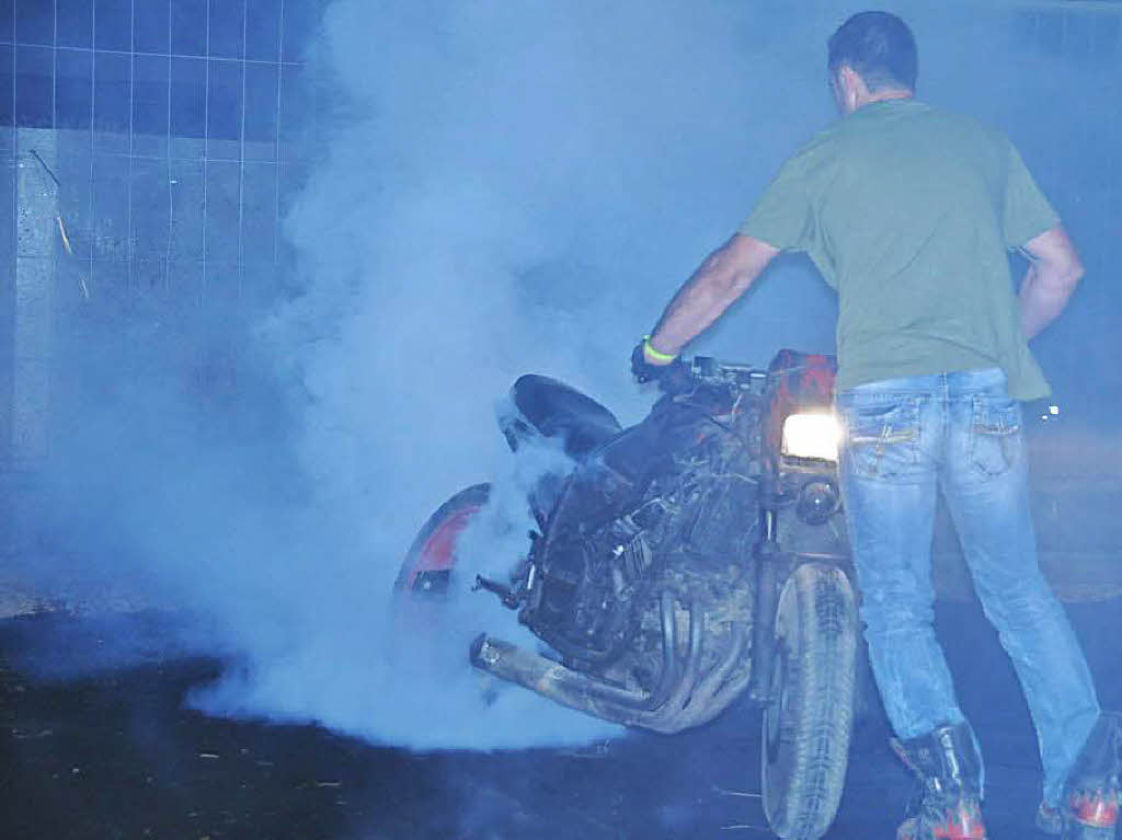 Rauchende Reifen, glhende Bremsscheiben: Die Burn-out-Party in Bergalingen in Bildern.