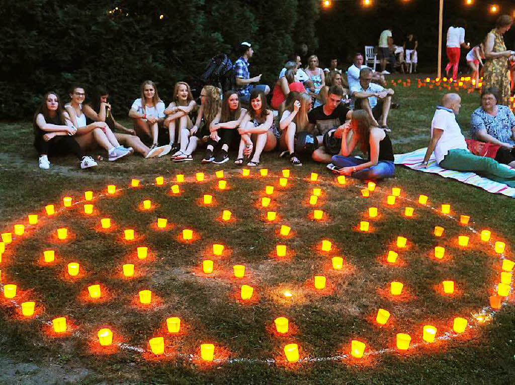 Windlichter und Laternen verwandeln den Stadtpark in einen romantischen Mittsommernachtsgarten.