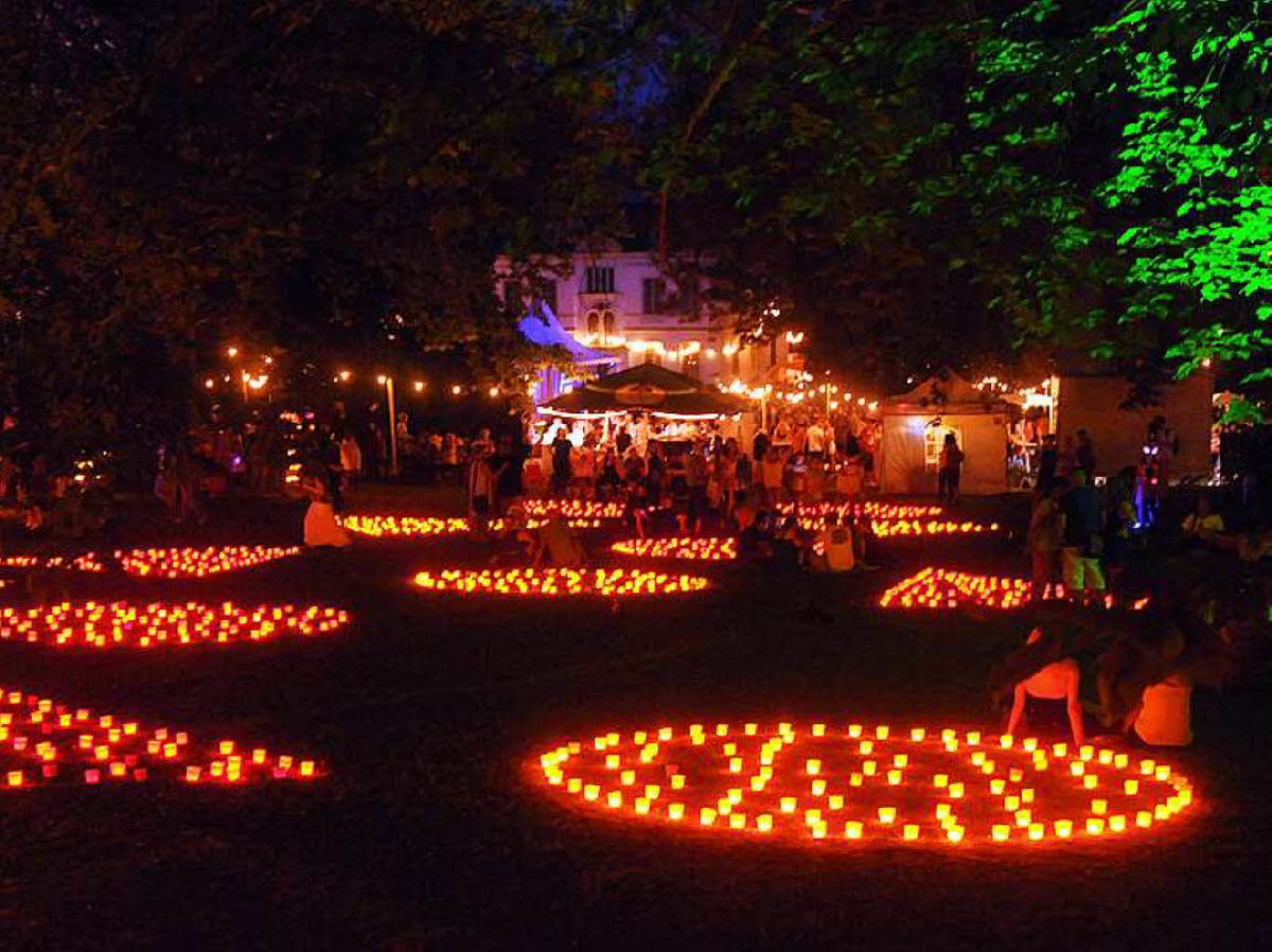 Windlichter und Laternen verwandeln den Stadtpark in einen romantischen Mittsommernachtsgarten.