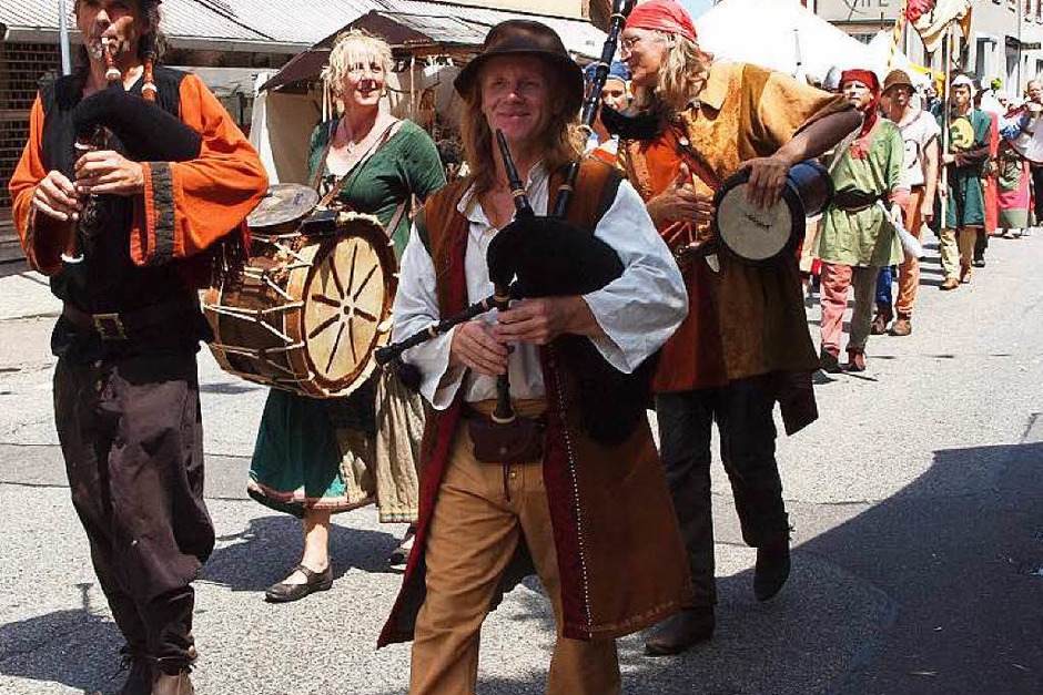 Historisches Altstadtfest in Kenzingen: Auftaktumzug unter heißer Sonne (Foto: Michael Haberer) Historisches Altstadtfest in Kenzingen: Auftaktumzug unter heißer Sonne (Foto: Michael Haberer)