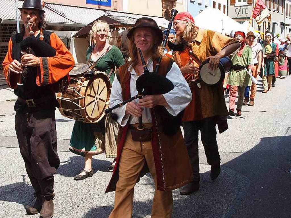 Historisches Altstadtfest in Kenzingen: Auftaktumzug unter heier Sonne