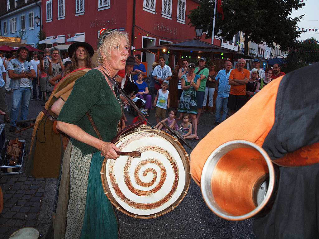 Historisches Altstadtfest in Kenzingen: Satostelamanderfanz rockt mittelalterlich