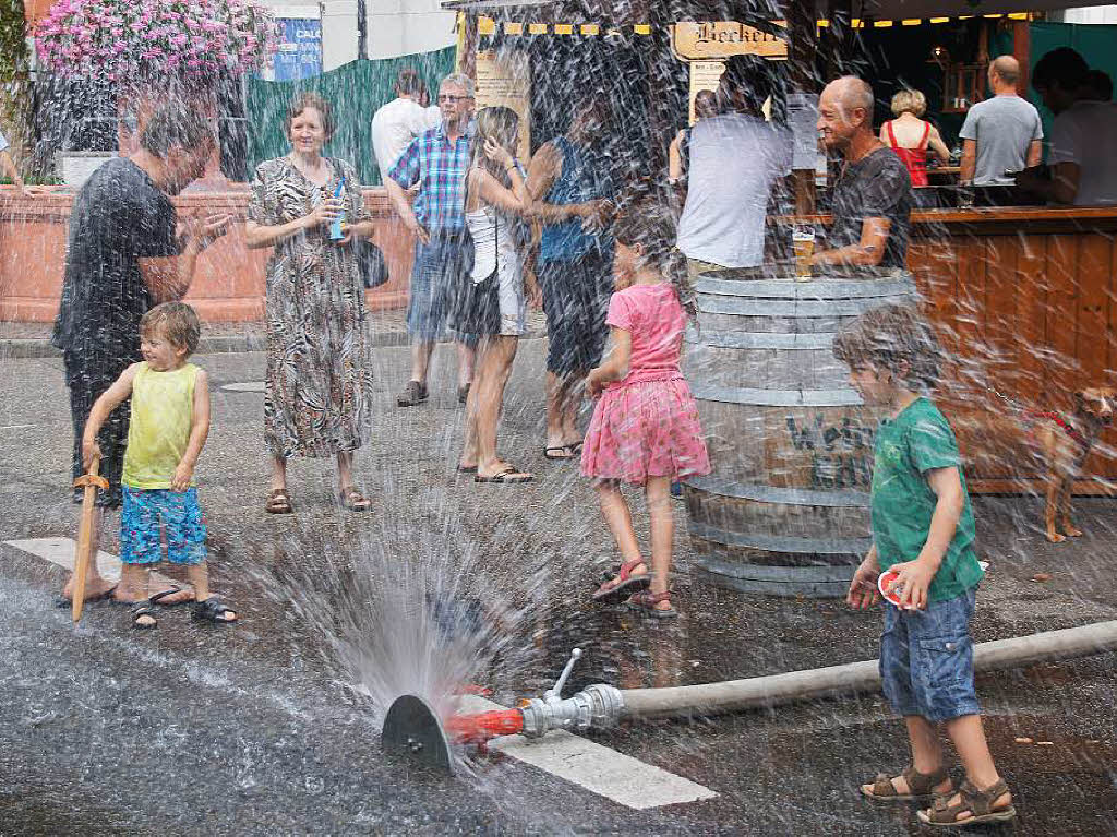 Historisches Altstadtfest in Kenzingen: Willkommene Abkhlung angesichts der rekordverdchtigen Hitze – vor allem bei Kindern stand eine kalte Dusche hoch im Kurs.