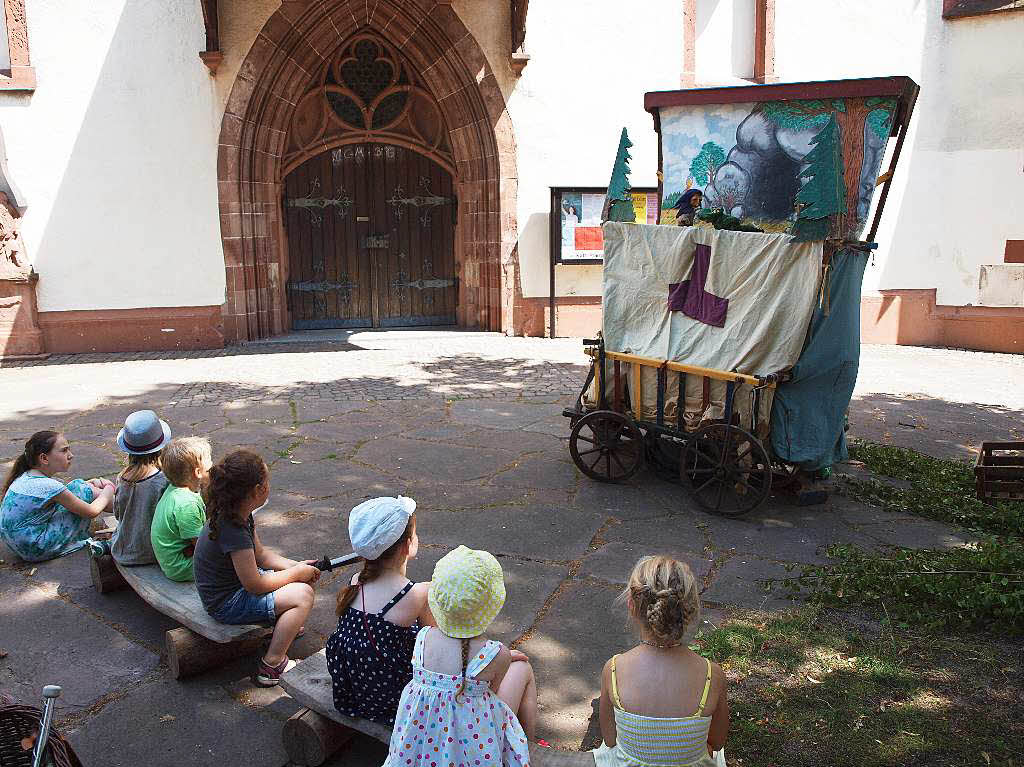 Historisches Altstadtfest in Kenzingen: Kasperle Parzival und der Drache beim Puppentheater vor der Kirche