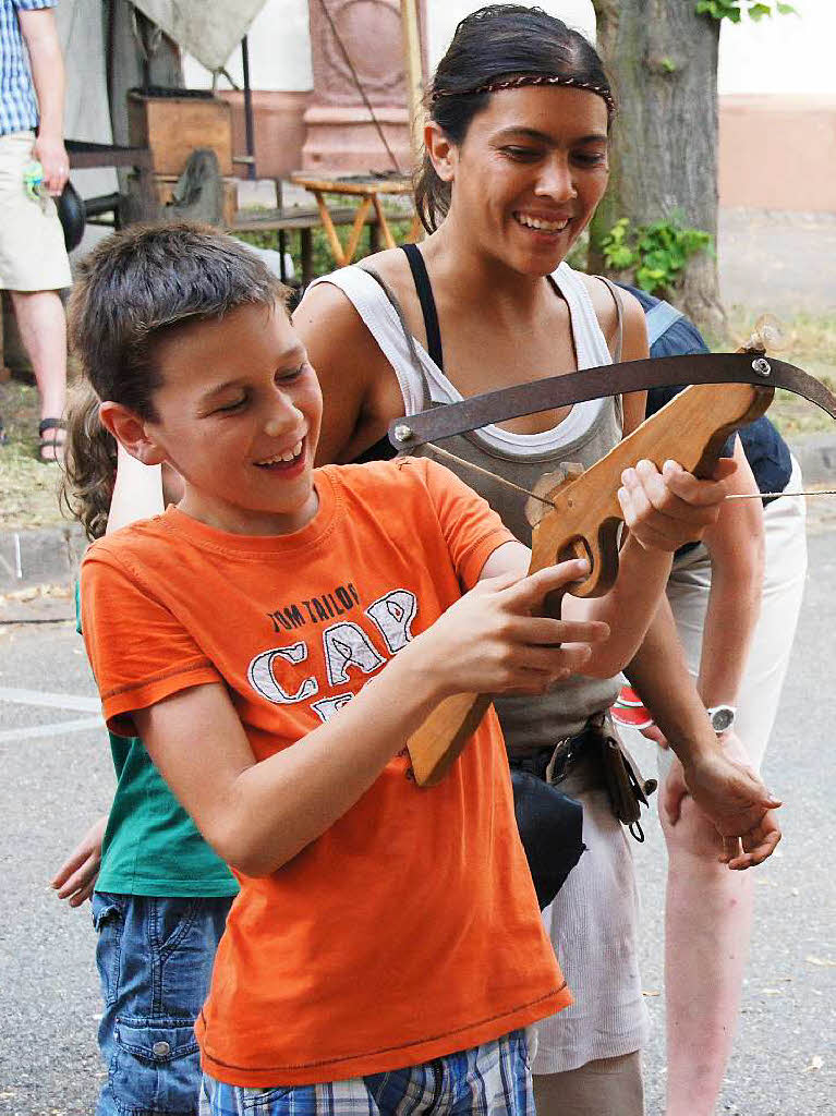 Historisches Altstadtfest in Kenzingen: Auch Kinder durften sich am Armbrustschieen versuchen.