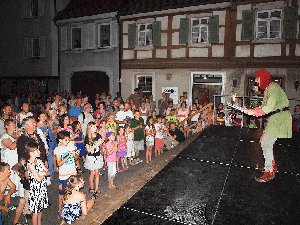 Historisches Altstadtfest in Kenzingen: nchtlicher Feuerzauber auf der zentralen Bhne