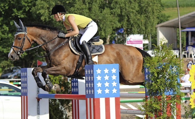 Fliegende Pferde: Hochklassigen Pferde...turnier beim Gestt Sengelen zu sehen.  | Foto: Anja Bertsch