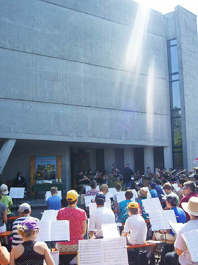 Gleichzeitig feiern rund 300 Jungblser vor der Offenburger Auferstehungskirche einen Jugendgottesdienst.