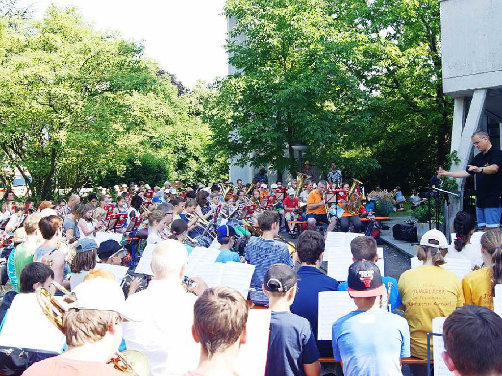 Gleichzeitig feiern rund 300 Jungblser vor der Offenburger Auferstehungskirche einen Jugendgottesdienst.