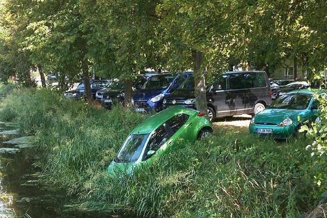 Abkhlung: Ein Auto geht in Btzingen baden