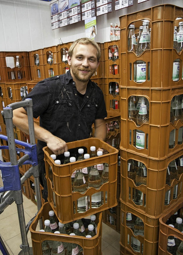 40 bis 50 Prozent mehr Mineralwasser w...7;s zur Belohnung Getrnkegutscheine.   | Foto:  Seeger/dpa