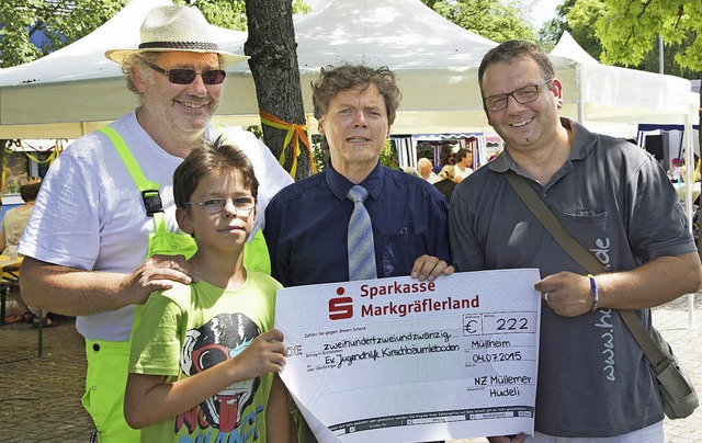 Eine Spende ber 222 Euro berreichte ...dhilfe, Hans-Martin Blessing (mitte).   | Foto: Volker Mnch