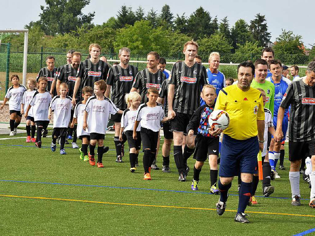 BZ-Redakteure und Sdbadische Brgermeister liefern sich auf dem neuen Sportplatz der Spvgg 09 Buggingen/Seefelden ein Duell.