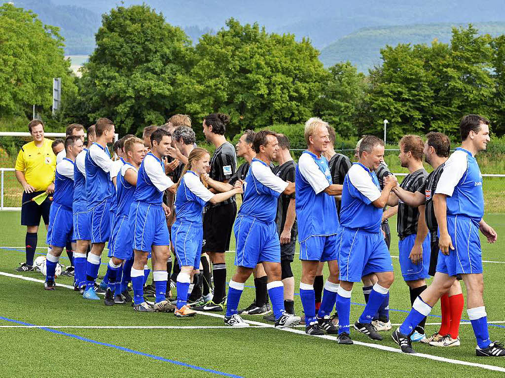 BZ-Redakteure und Sdbadische Brgermeister liefern sich auf dem neuen Sportplatz der Spvgg 09 Buggingen/Seefelden ein Duell.