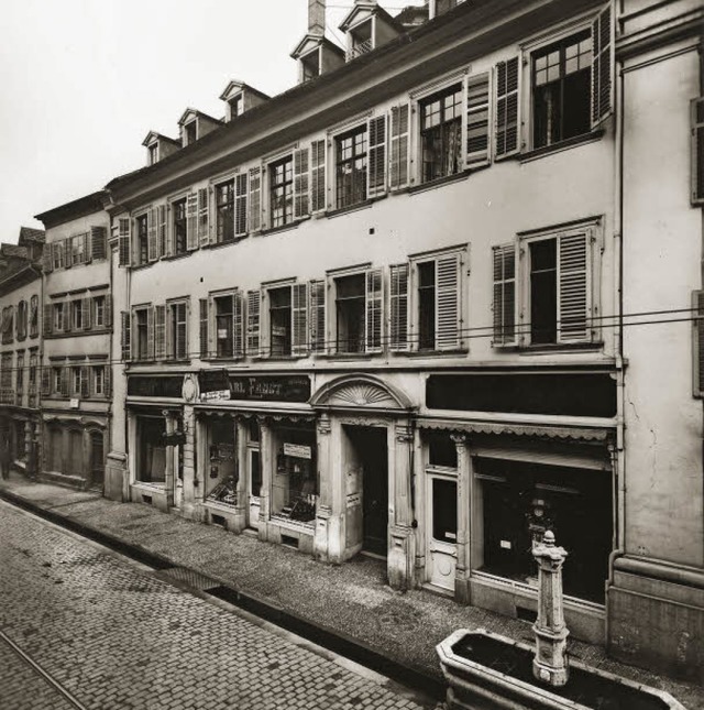 Das frhere Haus Salzstrae 17 auf ein.... Der rechte Laden stand damals leer.   | Foto: Archiv Manfred Gallo