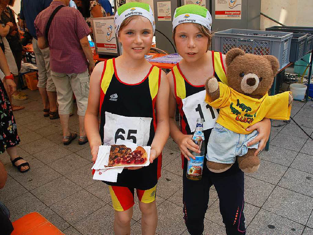 Fr Lina  (links) und Luisa Wagener aus Minseln war  der Lauf ein Erlebnis, die Triathleten sorgten fr die Getrnke.