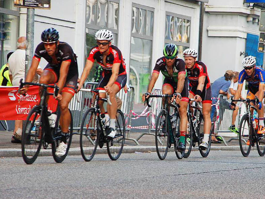 Sportlerinnen und Sportler trotzen beim Radkriterium und Stadtlauf der Hitze.