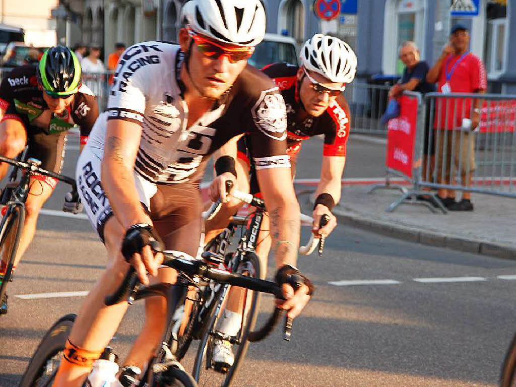 Sportlerinnen und Sportler trotzen beim Radkriterium und Stadtlauf der Hitze.
