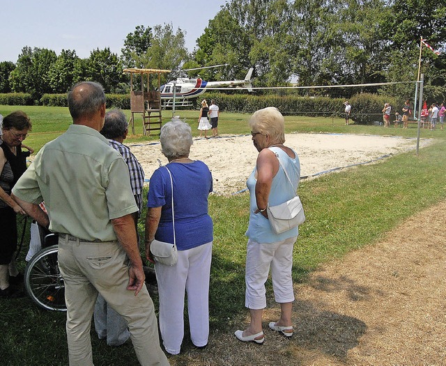 Gespannt verfolgten die Besucher des S... Starten und Landen des Helikopters.    | Foto: SENF