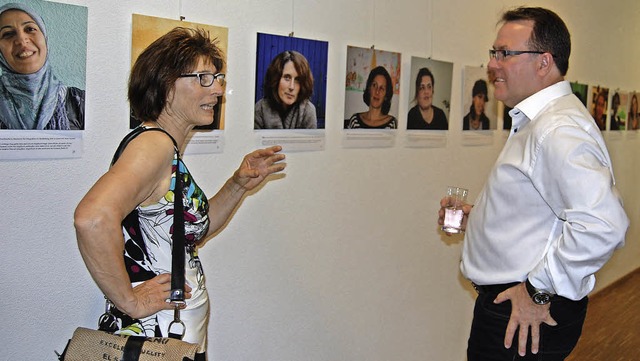 Inge Vogt-Goergens  vom Verein Frauen ...tert Hans-Peter Kopp die Ausstellung.   | Foto: bpo