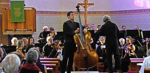 Solokontrabassist Nabil Shebata steht ...nd Orchester von Sergej Koussevitzky.   | Foto: Heidi Ast