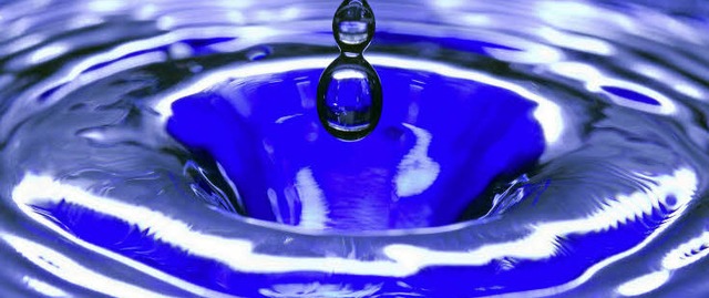 Ins Blaue hinein: ein Wassertropfen fllt in eine Schssel.   | Foto: dpa