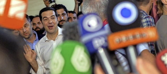 In Feierlaune: der griechische Ministe...von Journalisten nach der Stimmabgabe   | Foto: AFP